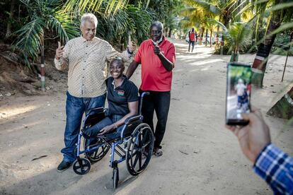 La atleta paralímpica de remo Asiya Mohammed y su entrenador principal Joshua Kendagor se dejan hacer fotos con algunos fans que le desean lo mejor para los Juegos Paralímpicos después de su sesión de entrenamiento en Mombasa, Kenia, el 27 de julio de 2021, días antes del inicio de los preparativos para Tokio 2020. Asiya Mohammed, de 29 años, se convertirá en la primera mujer keniana en asistir a unas olimpiadas en la modalidad de remo.