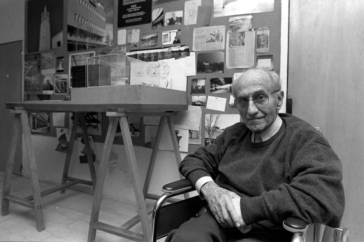 Alejandro de la Sota, en abril de 1993 en su estudio en Madrid. 