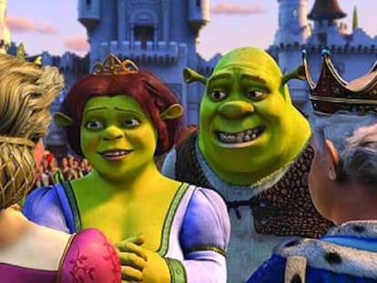La princesa Fiona y Shrek saludan a los reyes en el país Muy Muy lejano de <i>Shrek 2.</i>