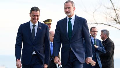 El presidente del Gobierno, Pedro Sánchez a la izquierda, y el rey Felipe VI a su llegada a la XXVII Conferencia de Presidentes, el pasado 13 de diciembre en Santander.