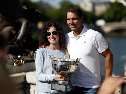 Rafa Nadal y Mery Perelló posaban el 6 de junio en el puente de Alejandro III de París, tras ganar el tenista su 14º título de Roland Garros.