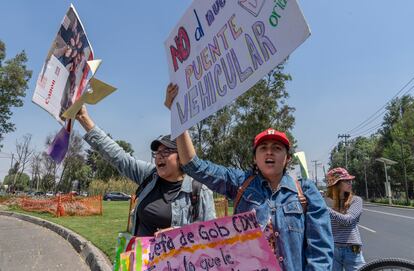 Un grupo de manifestantes bloquea Periférico a la altura de las obras.