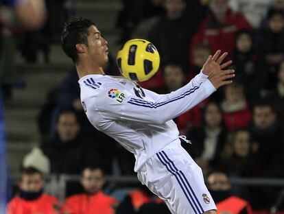 Cristiano Ronaldo mata a bola no peito em jogo contra o Getafe, pela Liga espanhola, no dia 3 de janeiro de 2011.