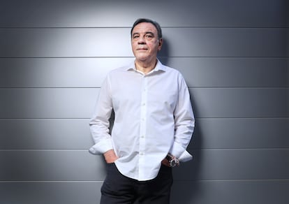 El periodista y escritor Vicente G. Olaya, en la redacción de El País en Madrid.