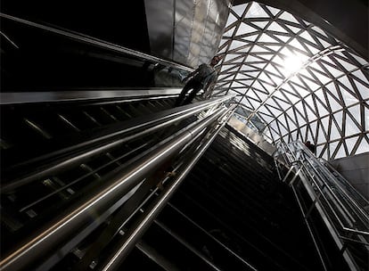 La estación ha suscitado un debate estético entre quienes opinan que es un toque de modernidad a la plaza, quienes hablan de plagio del metro de Bilbao y quienes, por último, creen que no pega nada. Luis de Santiago admite que es "cuestión de gustos" pero que consideraron que era un proyecto "singular, acorde con el entorno", teniendo en cuenta que las escaleras mecánicas, por ejemplo, tenían que llegar hasta el superficie -es la única entrada a la estación donde las escaleras llegan hasta arriba- y era la única manera de abarcarlas.