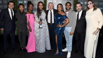 Ava DuVernay, en el centro con el premio que recibió en enero de este año por la serie 'When they see us' ('Así nos ven). Con ella de izquierda a derecha, John Leguizamo, Asante Blackk, Marsha Stephanie Blake, Robert De Niro, Niecy Nash, Jharrel Jerome, Berry Welsh, y Jane Rosenthal.