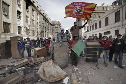 Un seguidor del Ahly, junto a una barricada cerca del Ministerio del Interior este viernes. 