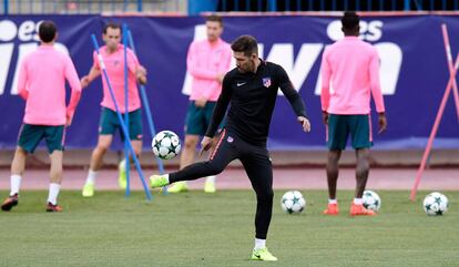 Simeone controla un balón durante el entrenamiento de ayer del Atlético.