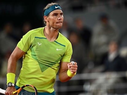 Nadal celebra un punto contra Djokovic en el centro de la pista, anoche en París.