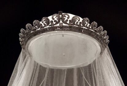La tiara que llevó Catalina pertenece a la reina Isabel II de Inglaterra. Fue diseñada por la casa Cartier en 1936, y fue un regalo de Jorge VI, el padre de la reina, a su madre, Isabel, poco antes de ascender al trono.