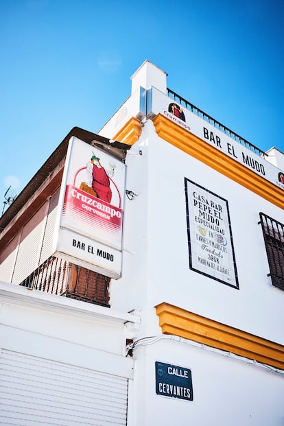 Fachada del Bar El Mudo, en la calle de Cervantes de
Mairena del Aljarafe. En la planta superior viven Pepe y Esperanza, la pareja de sordos que lo fundó hace más de cinco décadas.
