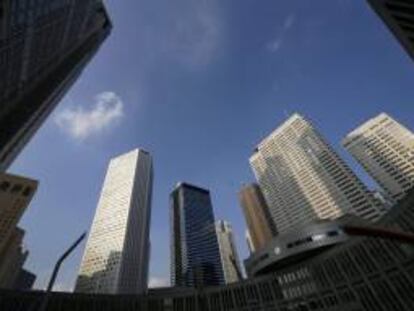 El Banco de Japón (BOJ) mantuvo hoy intacta su estrategia de flexibilización monetaria y su evaluación de la economía del país, la cual estima que se "recupera moderadamente". En la imagen, edificios de oficinas en el centro de Tokio.