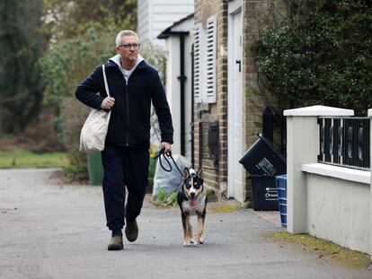 Gary Lineker, este lunes, volviendo a su casa.