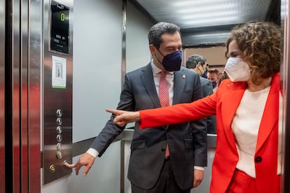 El presidente de la Junta de Andalucía, Juan Manuel Moreno, y la ministra de Hacienda, María Jesús Montero, el pasado abril en la inauguración de la nueva sede de CC OO en Sevilla.