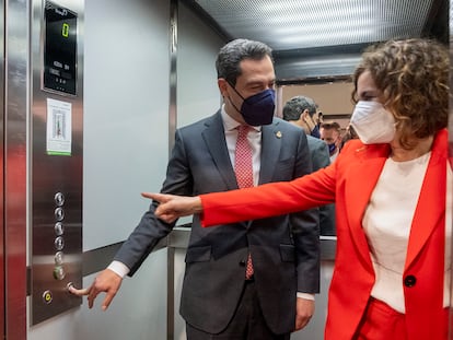 El presidente de la Junta de Andalucía, Juan Manuel Moreno, y la ministra de Hacienda, María Jesús Montero, el pasado abril en la inauguración de la nueva sede de CC OO en Sevilla.