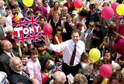 El primer ministro Tony Blair, y candidato a la reelección por el Partido Laborista, rodeado de simpatizantes en un acto de campaña, en Brighton.