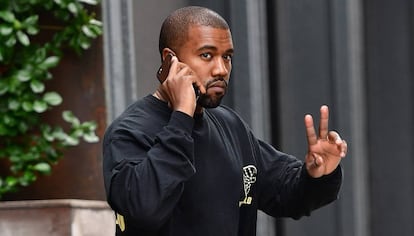 Kanye West es fotografiado mientras camina las calles de Manhattan, Nueva York, en septiembre de este a&ntilde;o
 