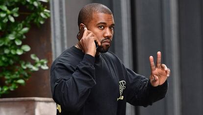 Kanye West es fotografiado mientras camina las calles de Manhattan, Nueva York, en septiembre de este año