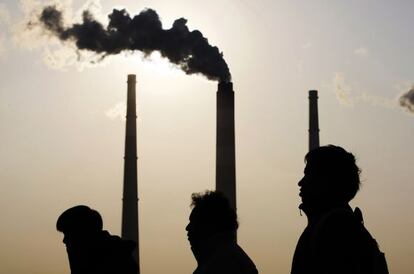 Chimeneas de una central el&eacute;ctrica en Shangh&aacute;i (China) en 2009. 