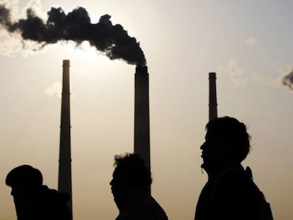 Chimeneas de una central el&eacute;ctrica en Shangh&aacute;i (China) en 2009. 