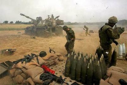 Soldados israelíes disparan artillería contra la franja de Gaza, desde una posición cercana a Nahal Oz.