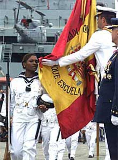 Una joven hija de emigrantes españoles jura bandera, ayer, en Santander.