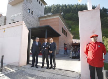 Rafael Iturriaga, Patxi López y Rodolfo Ares, de izquierda a derecha, ante la comisaría.