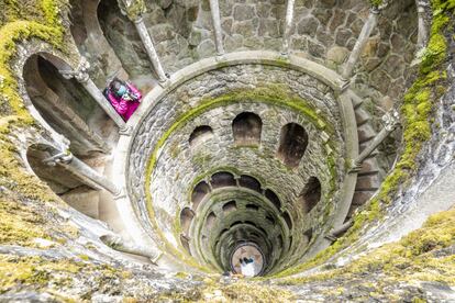 As escadas em espiral destas torres representam uma jornada da morte à reencarnação. Existem percursos de alquimia desconhecidos espalhados pela propriedade da Quinta da Regaleira (protegida pela Unesco), com uma mistura impressionante de estilos arquitetônicos e jardins pomposos. Debaixo desta residência luxuosa, encomendada pelo magnata do café António Carvalho Monteiro, existem dois poços em que não há água, e que foram usados antigamente em ritos de iniciação maçônica. Um deles tem nove níveis que representam os nove círculos do Céu e do Inferno de Dante, ao longo dos seus 27 metros de altura. O outro tem uma escada reta –com degraus numerados de acordo com os princípios maçônicos– que desce até uma cruz templária. A Quinta da Regaleira, em Sintra, a cerca de 30 quilómetros de Lisboa, abre diariamente.