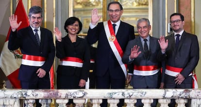 El presidente peruano Martín Vizcarra (c), junto a sus ministros.