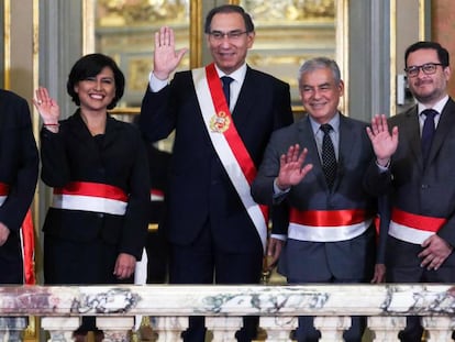 El presidente peruano Martín Vizcarra (c), junto a sus ministros. 