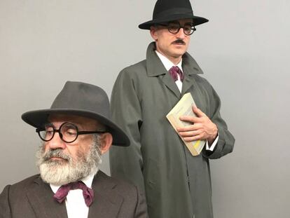 Emilio Gavira, en primer término, y David Luque, los protagonistas de 'Enigma Pessoa'.