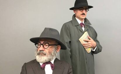 Emilio Gavira, en primer término, y David Luque, los protagonistas de 'Enigma Pessoa'.