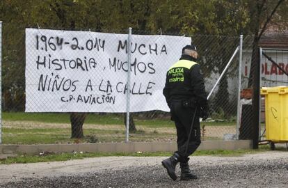 Una pancarta en la valla del campo del Aviación reivindica el medio siglo de historia del club, fundado en la antigua colonia militar Pedro Vives, que se construyó en los años 50 para alojar a militares y funcionarios del Ejército del Aire.