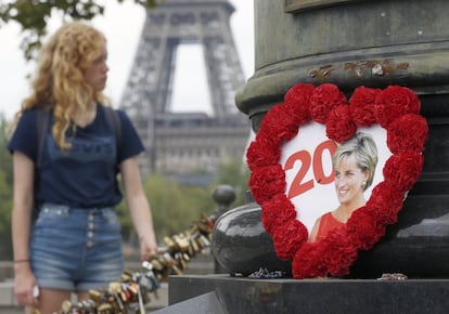 Un corazón con la imagen de Lady Di situado junto a la estatua de la Llama de la Libertad en París, ciudad en la que falleció hace 20 años.