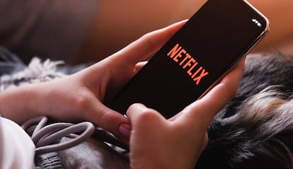 Smartphone con el logo de Netflix