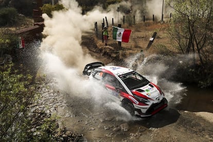 El finlandés Jari-Matti Latvala (Toyota Yaris WRC) durante un entrenamiento para el Rally México, en León (México).