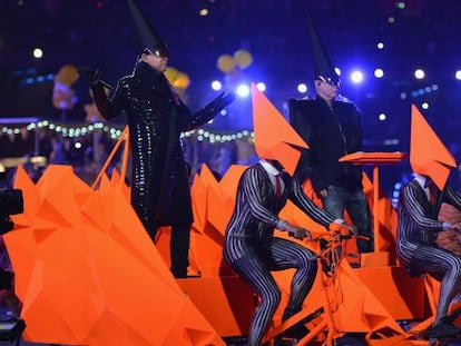 Pet Shop Boys en su aparición en la ceremonia de clausura de los JJ. OO. de Londres.