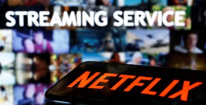 Un smartphone con el logo de Netflix junto a una pantalla con las palabras servicio en streaming.