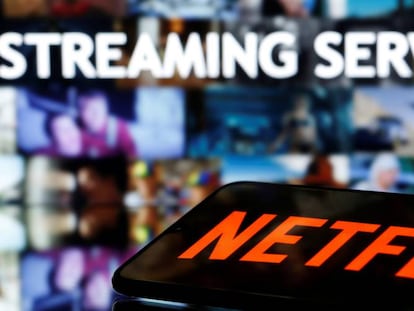 Un smartphone con el logo de Netflix junto a una pantalla con las palabras servicio en streaming.