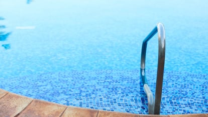El nivel de PH del agua de la piscina debe de estar entre 7,2 y 7,6.