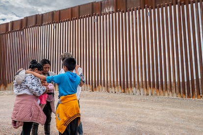 Una familia migrante reza mientras esperan a ser procesados por la Patrulla Fronteriza en Ruby, Arizona, en junio pasado.