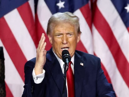 Trump se dirige a sus seguidores en Palm Beach.
