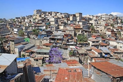 La Limonada es un barrio en el centro de Ciudad de Guatemala cuyo origen se remonta a 1958. Su nombre tiene un sentido peyorativo, en Guatemala se denomina “limones” a las personas aprovechadas e interesadas.