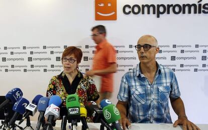 &Agrave;gueda Mic&oacute;, Miquel Real y Juli&agrave; &Agrave;lvaro, de Comprom&iacute;s, en la rueda de prensa en la que invitaron a proseguir la negociaci&oacute;n.