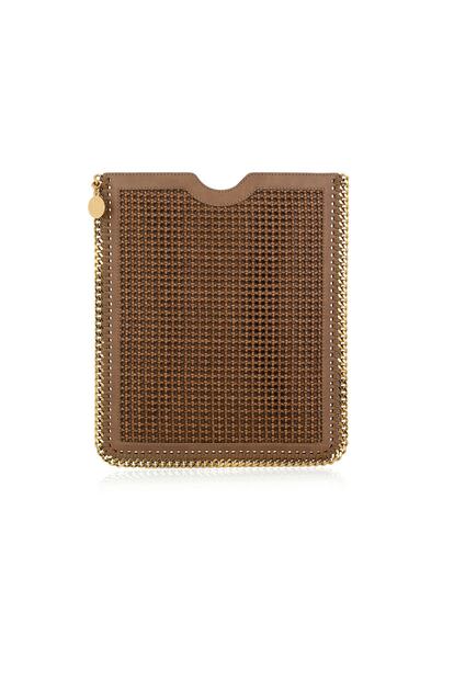 Funda en imitación de piel rematada con arandelas metálica, de Stella McCartney. Precio: 295 euros