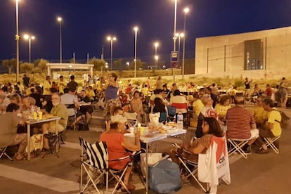 Cena solidaria frente a la prisión de Puig de les Basses por la exconsejera Bassa.