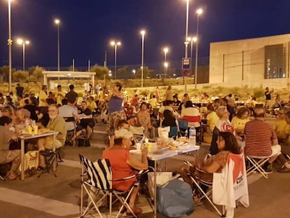 Sopar solidari enfront de la presó de Puig dels Basses per l'exconsellera Bassa.