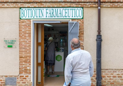 Botiquín farmacéutico en la localidad vallisoletana de Pollos, el jueves.