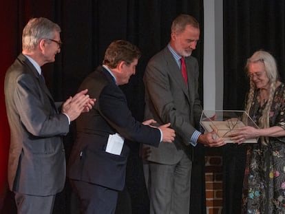 Felipe VI entrega el premio a la poeta Sharon Olds, este jueves en el Instituto Cervantes en Nueva York.