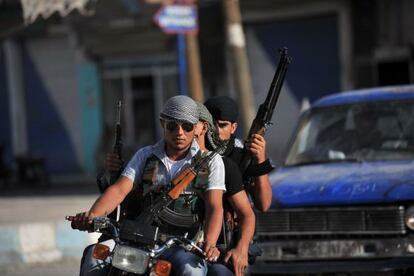Rebeldes sirios patrullan en Tal Abyad, cerca de la frontera turca, el viernes.